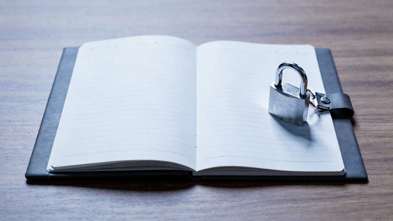 代表无日志政策的抽象图：一个空白的日志本和一把锁